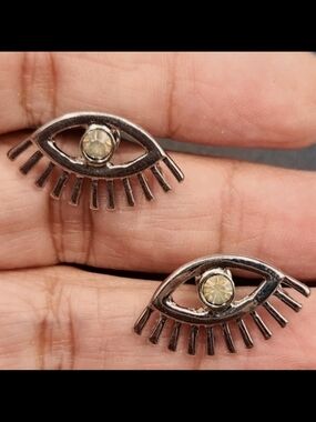 Silver Eye-Shaped Stud Earrings with Champagne Stone